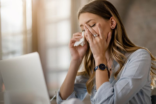 žena s alergiou si utiera zaslzené oči vreckovkou
